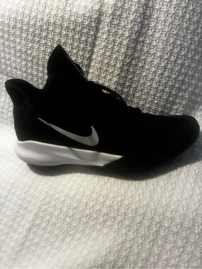 NIKE  US 12 PRECISION 111 BASKETBALL SHOE
FLEXIBLE DESIGN / PRO GRIP